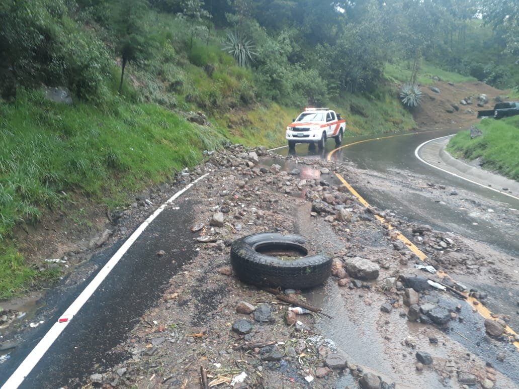Las lluvias de las últimas horas provocaron un derrumbe de regular tamaño en San Pedro Sacatepéquez, San Marcos. (Foto Prensa LIbre: Conred)
