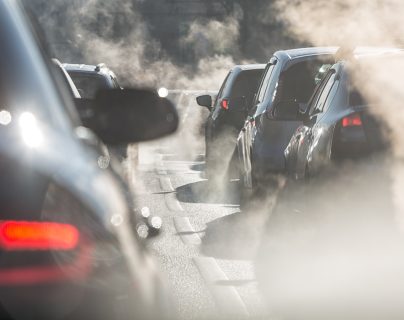 Miles de vehículos crean columnas de humo cada día en las ciudades del mundo. (Foto Prensa Libre: Shutterstock)