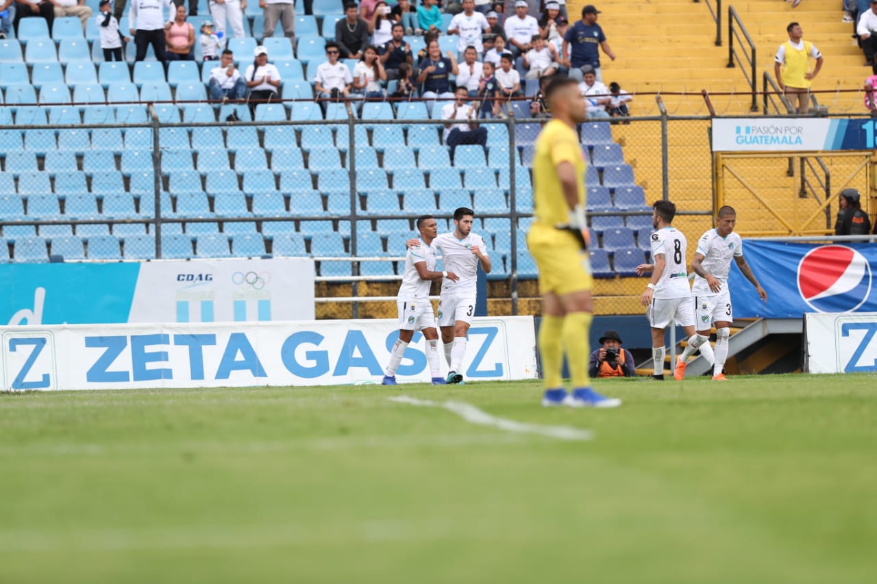 Así festejaron los jugadores de Comunicaciones, frente a Sanarate. (Foto Prensa Libre: Francisco Sánchez)