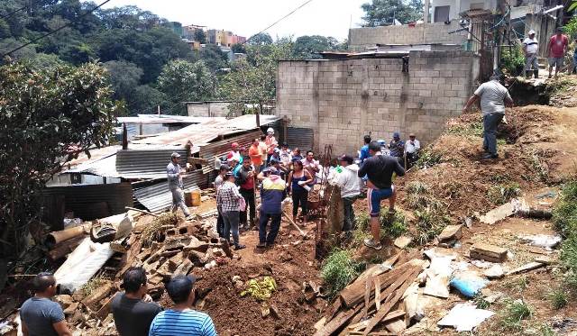 La saturación de los suelos provoca deslizamientos que causan daños a viviendas.  (Foto Prensa Libre: Conred).