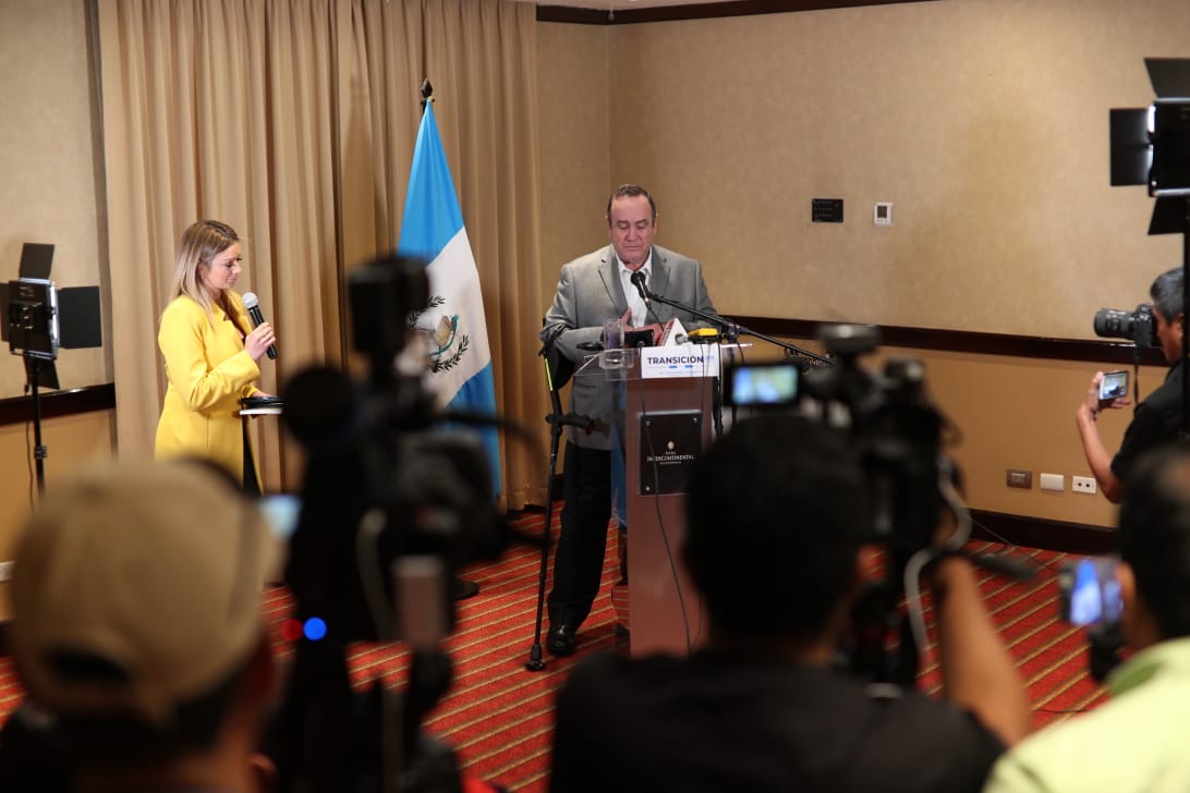 El presidente electo, Alejandro Giammattei en conferencia de prensa presenta a Vanesa Funes de Fonseca como la vocera de la presidencia. (Foto Prensa Libre: Carlos Hernández Ovalle) 