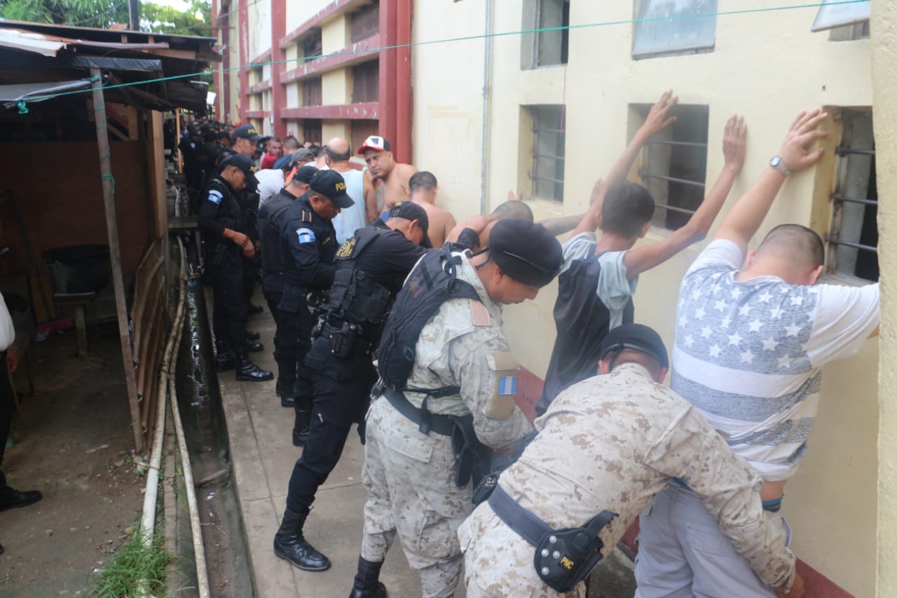 Agentes de la Policía Nacional Civil hacen una requisa en el centro penal de Puerto Barrios. (Foto Prensa Libre: Cortesía)