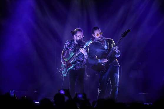 Luis Pedro González y  Rodrigo Rosales de Tijuana Love, fueron ovacionados por los asistentes debido al talento mostrado con el bajo y la guitarra respectivamente. (Foto Prensa Libre: Keneth Cruz)

