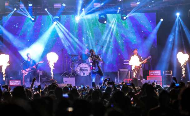 Además de música, El Clubo brindó un espectáculo en el que incluyó luces y visuales. (Foto Prensa Libre: Keneth Cruz)