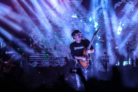 Ranferí Aguilar de Alux Nahual, encantó a los asistentes con sus solos de guitarra. (Foto Prensa Libre: Keneth Cruz)

