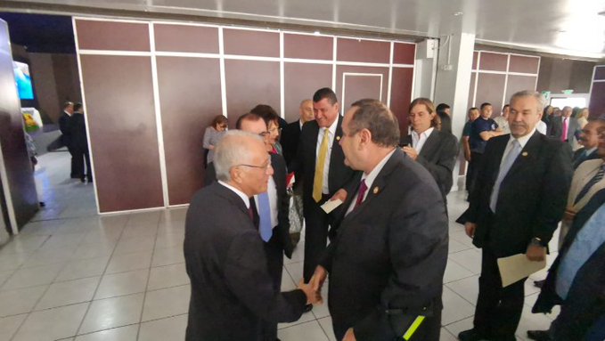 Alejandro Giammattei saluda al presidente del TSE antes de iniciar con el proceso de entrega de credenciales. (Foto Prensa Libre: La Red)