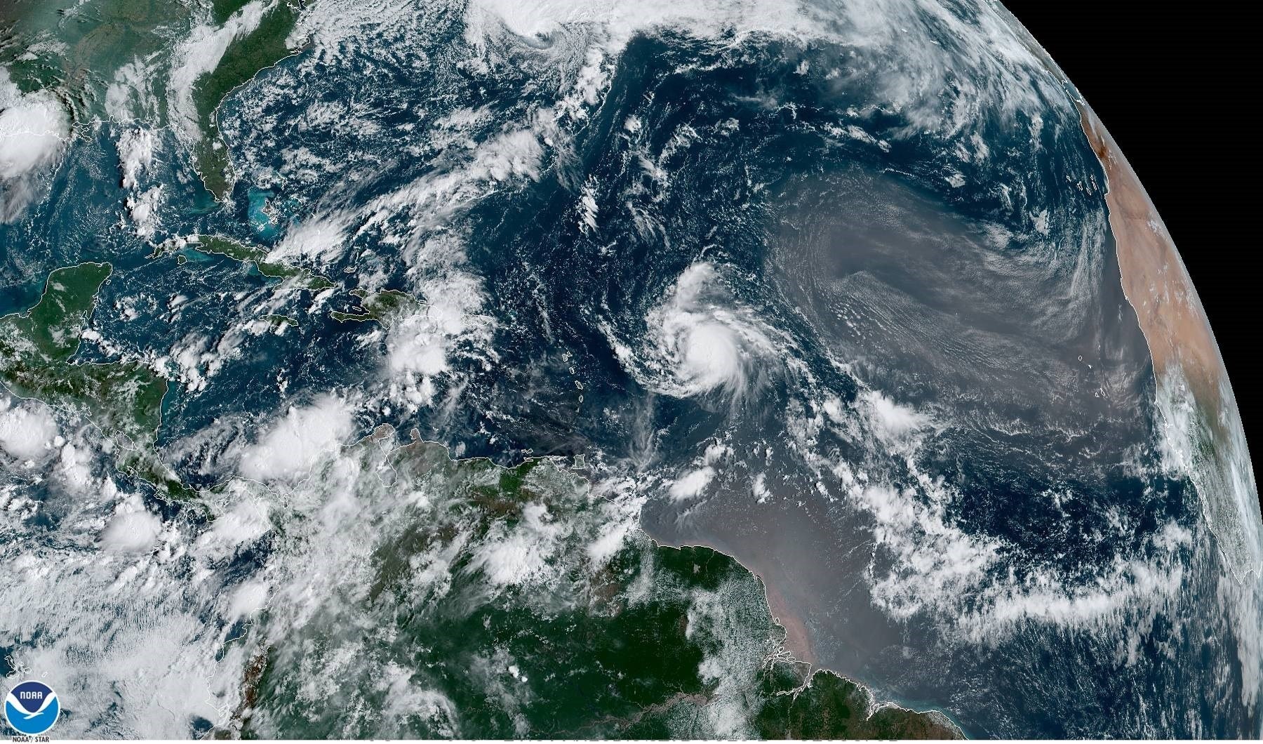 La Administración Nacional Oceánica y Atmosférica (NOAA) y el Centro Nacional de Huracanes (NHC), alertan sobre el huracán Jerry. (Foto Prensa Libre: EFE)