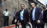 Jimmy Morales camina junto a Jafeth Cabrera caminan hacia el Congreso de la República. (Foto Prensa Libre: captura de pantalla) 