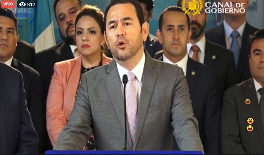 El presidente Jimmy Morales da conferencia de prensa al salir de la reunión de Gabinete. (Foto Prensa Libre: captura de pantalla)