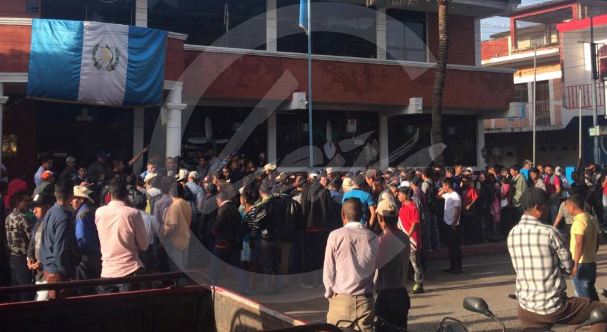 Cientos de personas hacen fila frente a la Gobernación Departamental. (Foto Prensa Libre: César Leiva/Facebook)