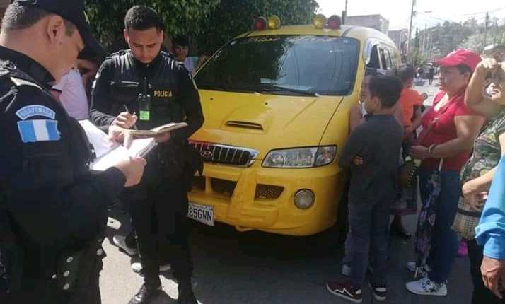 Un microbús escolar fue el responsable de atropellar a seis niños. (Foto Prensa Libre: Dalia Santos)