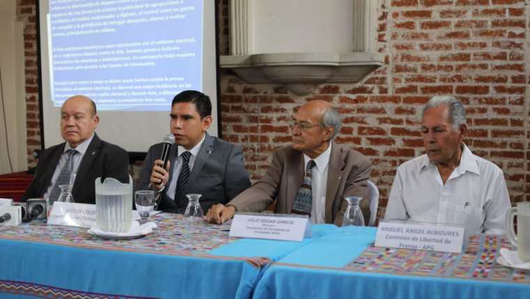 Integrantes de la APG durante la conferencia de Prensa. (Foto Prensa Libre: Érick Ávila)