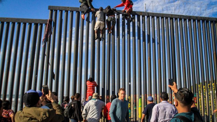 Miles de migrantes intentan cruzar el muro fronterizo cada año. (Foto Prensa Libre: EFE)