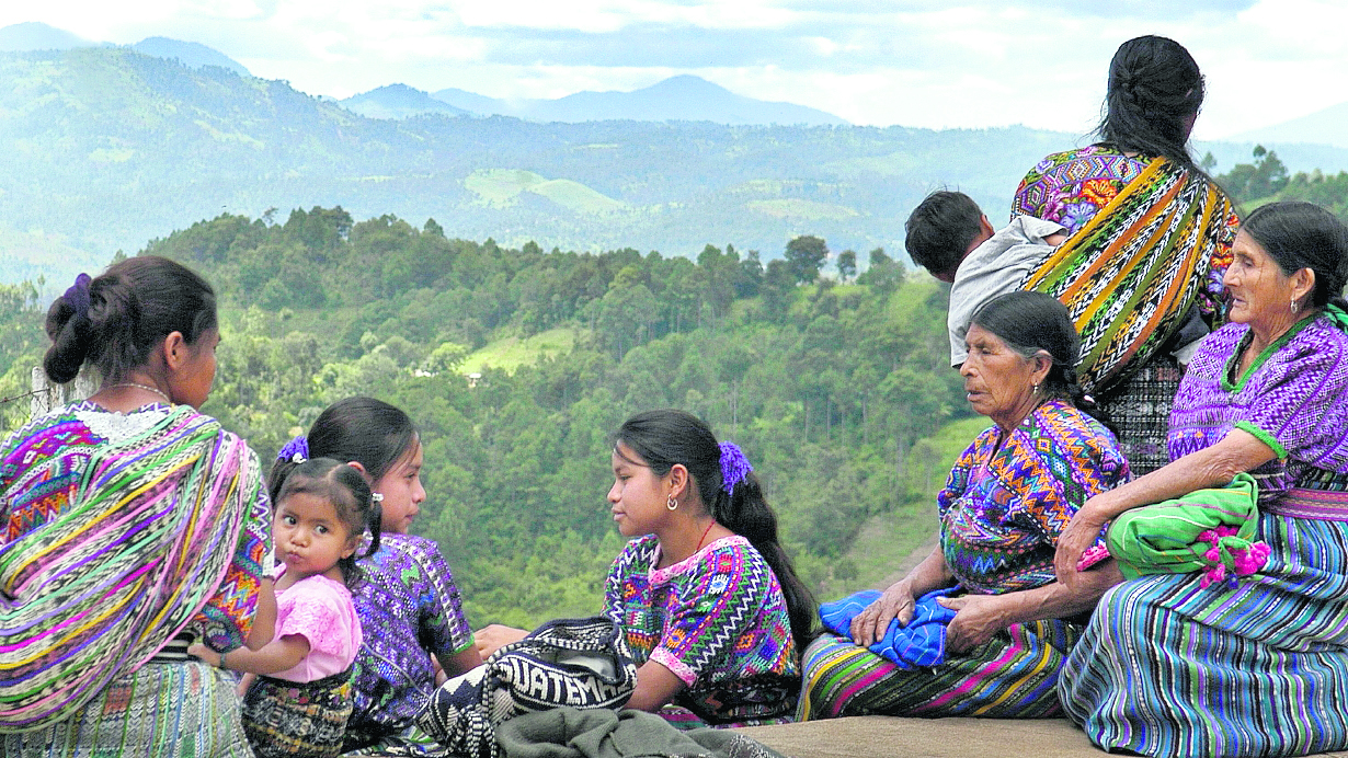 Pese a que las mujeres indígenas han logrado alcanzar una mayor talla continúan siendo más bajas que las mujeres ladina. (Foto Prensa Libre: Hemeroteca PL)