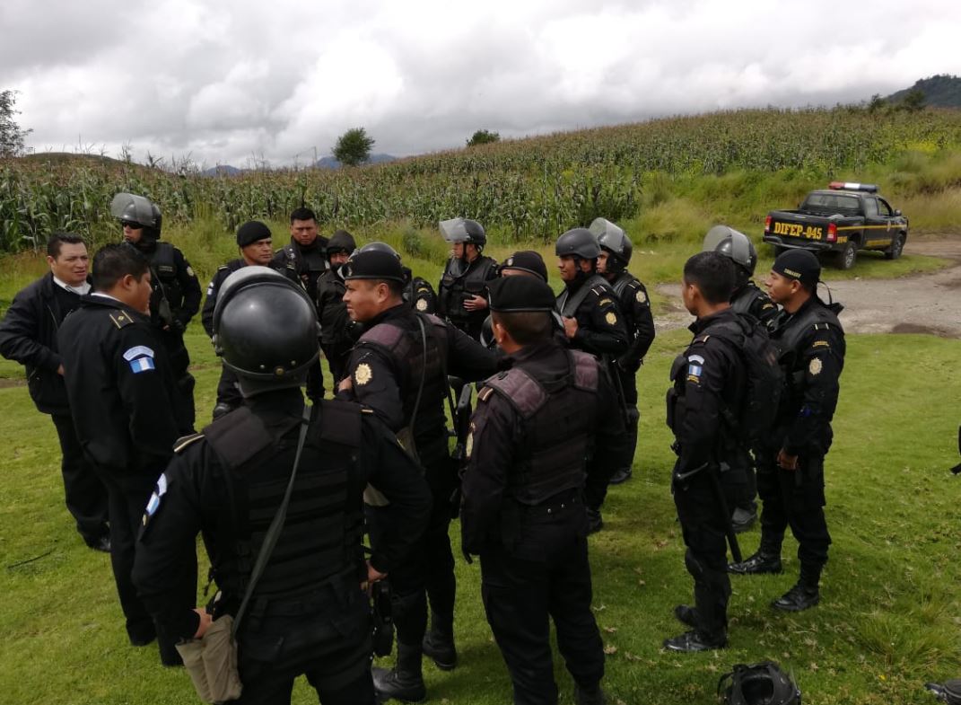 Agentes de la PNC en el área de conflicto entre vecinos de Nahualá y Santa  Catarina Ixtahuacán. (Foto: Prensa Libre)