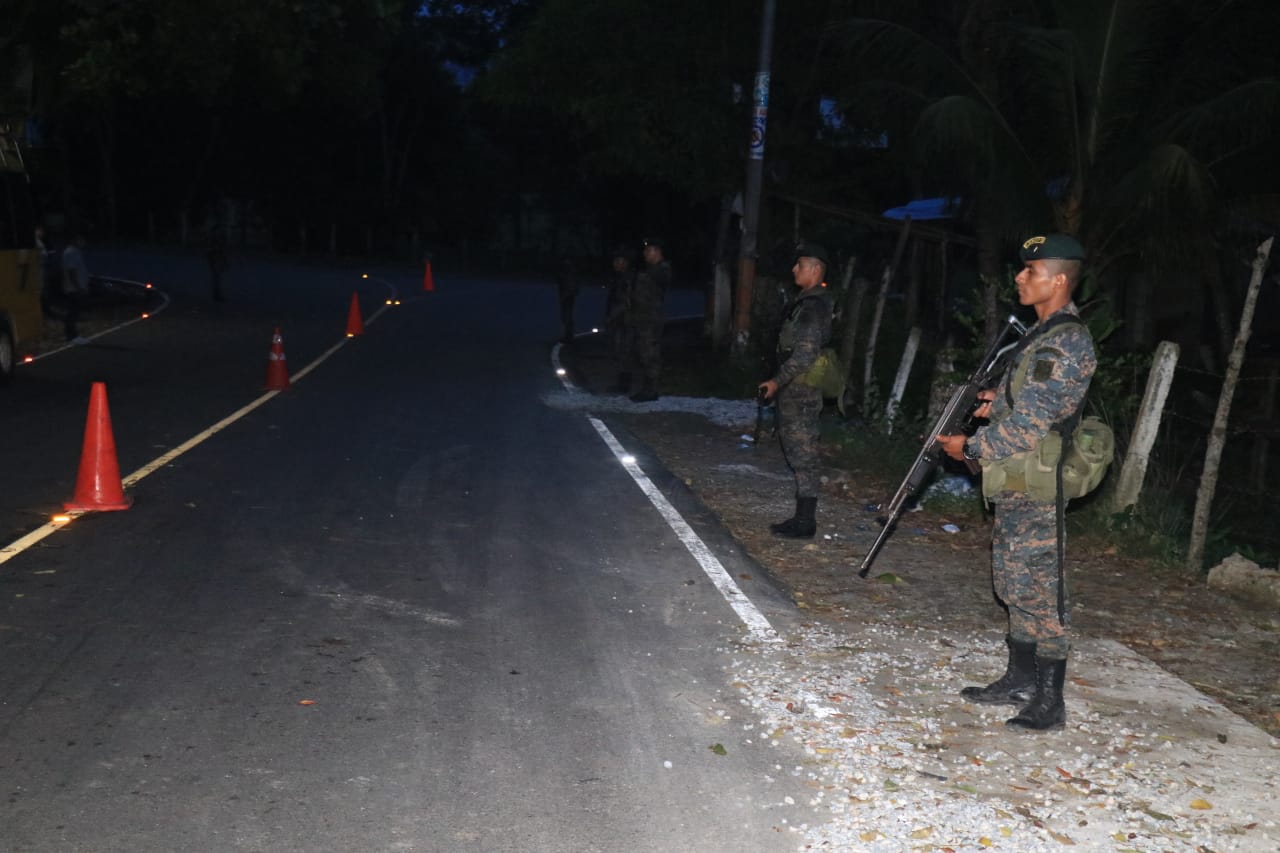 Soldados se ubican desde la noche de este 7 de septiembre en operativos de carretera en sectores de Izabal. (Foto Prensa Libre: Dony Stewart).