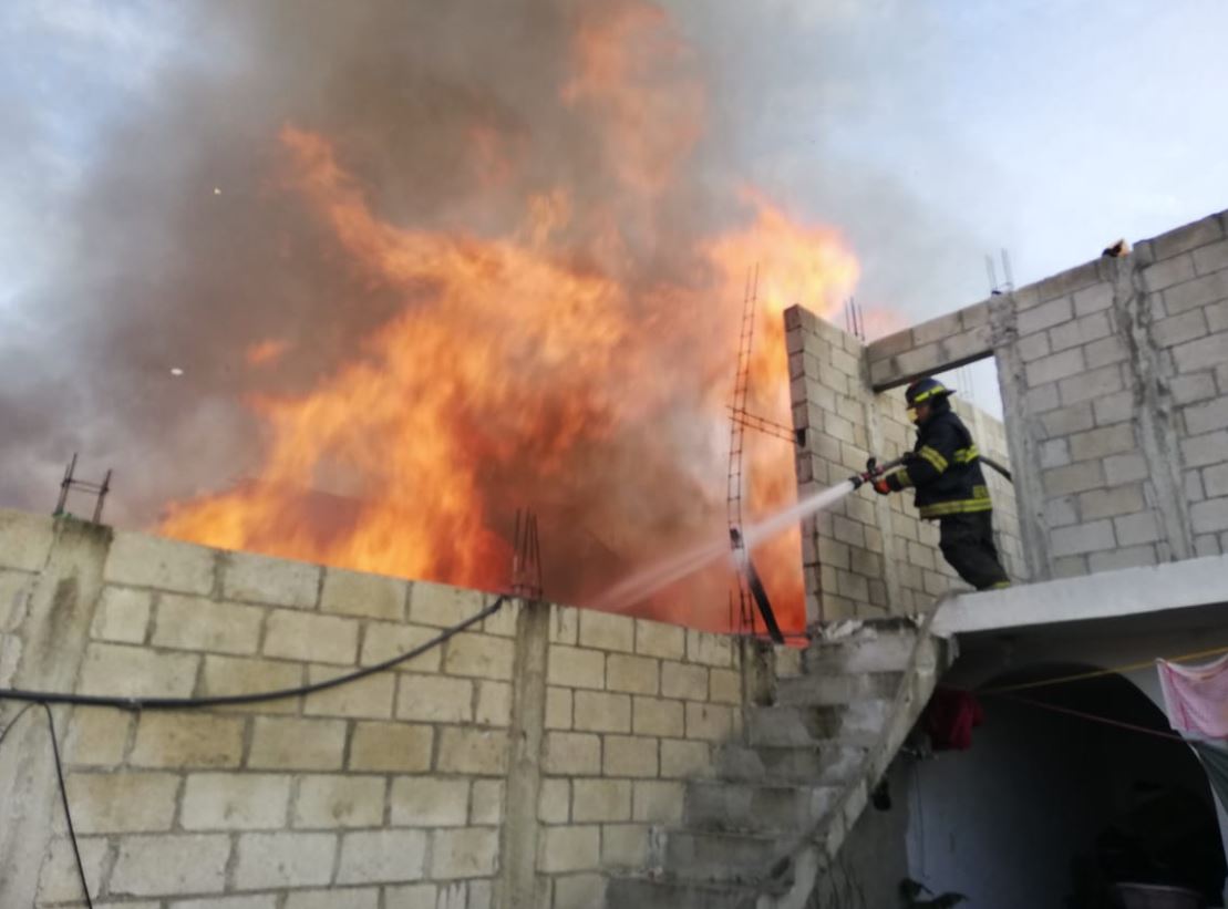 El fuego amenaza con extenderse a otras viviendas. (Foto Prensa Libre: Bomberos Voluntarios)