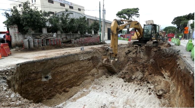 En la Avenida Petapa y 35 calle, zona 12, se construye un paso a desnivel. (Foto Prensa Libre: Oscar Rivas)