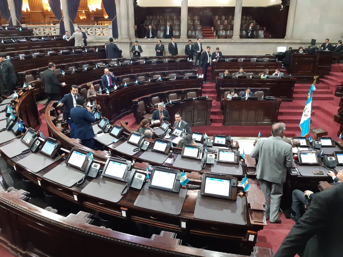 Pocos diputados asisten a la sesión plenaria en la que se pretende aprobar, en primera lectura, una reforma a la Ley de la Carrera Judicial. (Foto Prensa Libre: Dulce Rivera)