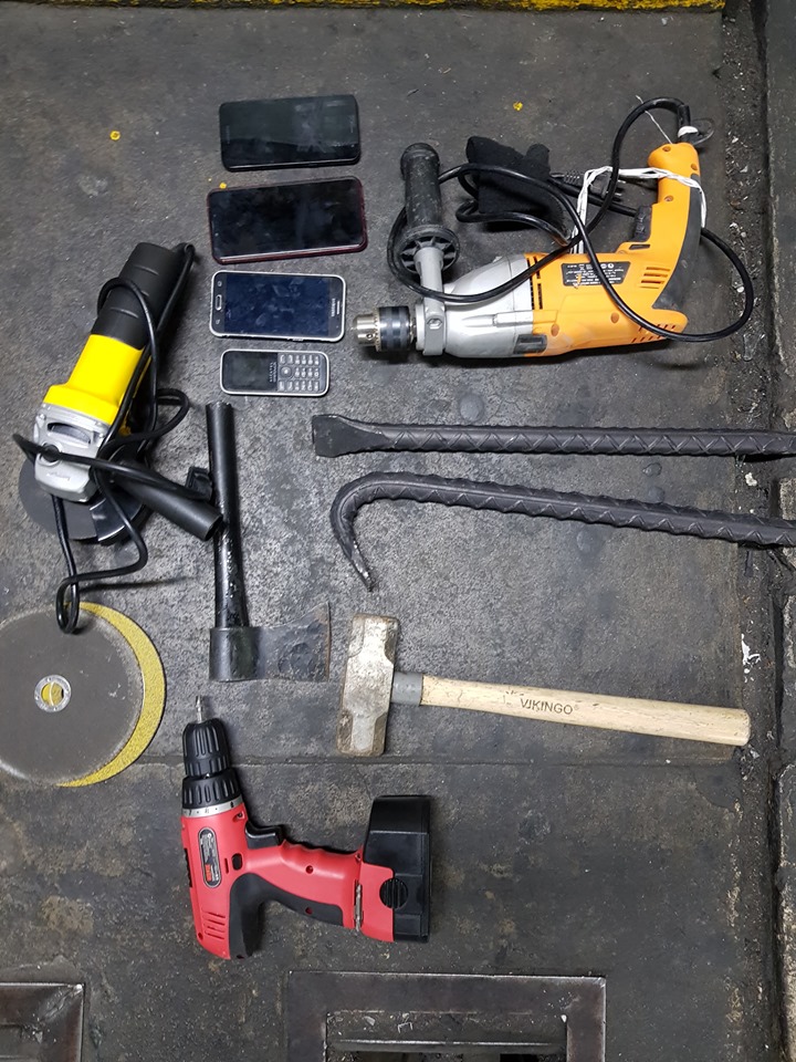 Las herramientas que llevaban los supuestos integrantes de la banda de saqueadores de negocios. (Foto Prensa Libre: PNC)