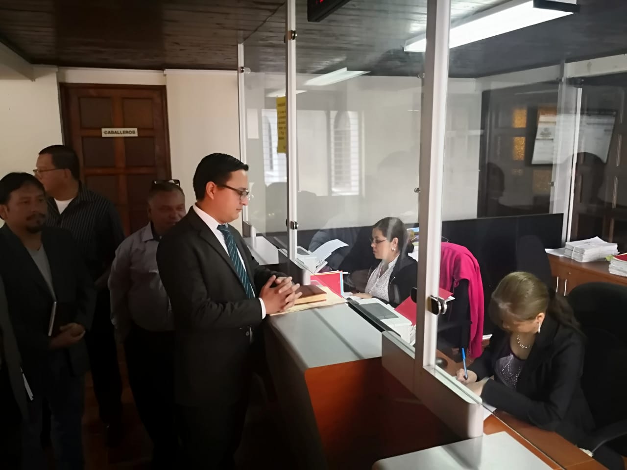 El abogado Daniel Domingo Cabrera, interpuso el recurso de inconstitucionalidad del Reglamento para la contratación a tiempo parcial en la CC. (Foto Prensa Libre: Urías Gamarro)