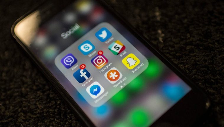 El 94% de los usuarios en la región se conectan desde su celular, según estudio de Ilifebelt sobre  redes sociales 2019. (Foto Prensa Libre: Hemeroteca)