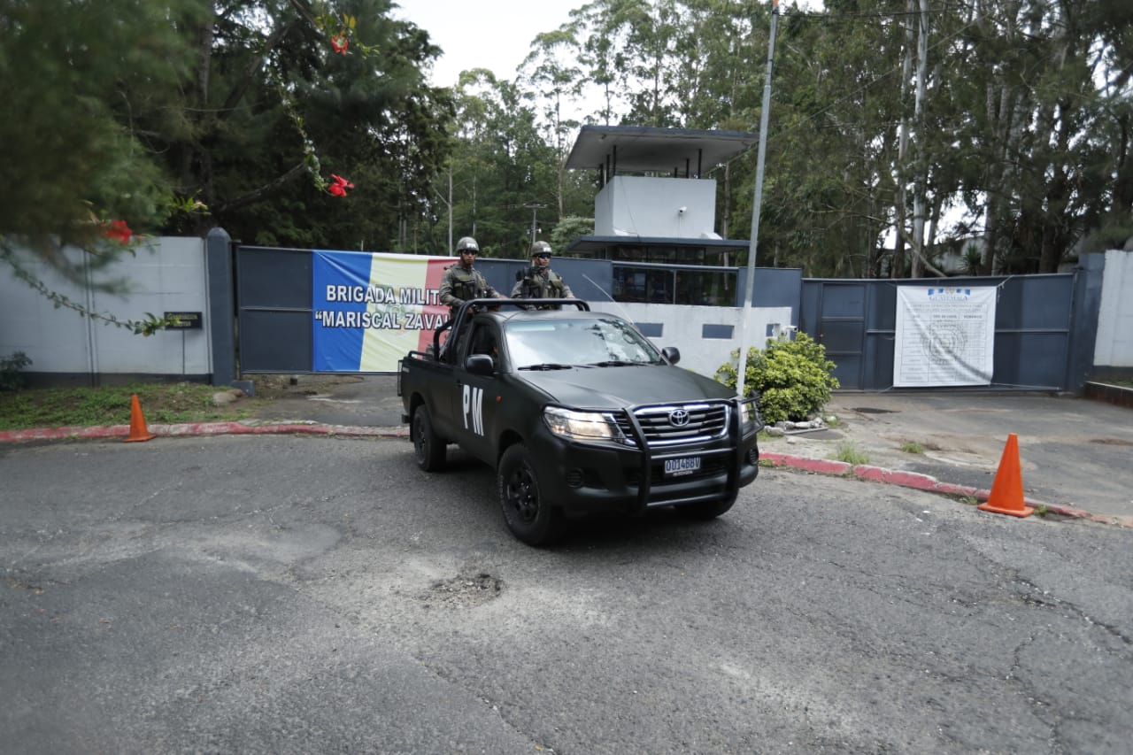 Ingreso a la base militar Mariscal Zavala, donde está la cárcel. (Foto Prensa Libre: Carlos Hernández)