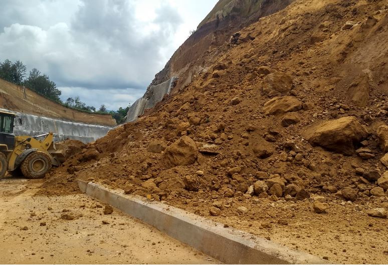 Vista de uno de los derrumbes que ocurrió el año pasado en el Libramiento de Chimaltenango. (Foto Prensa Libre: Hemeroteca PL)