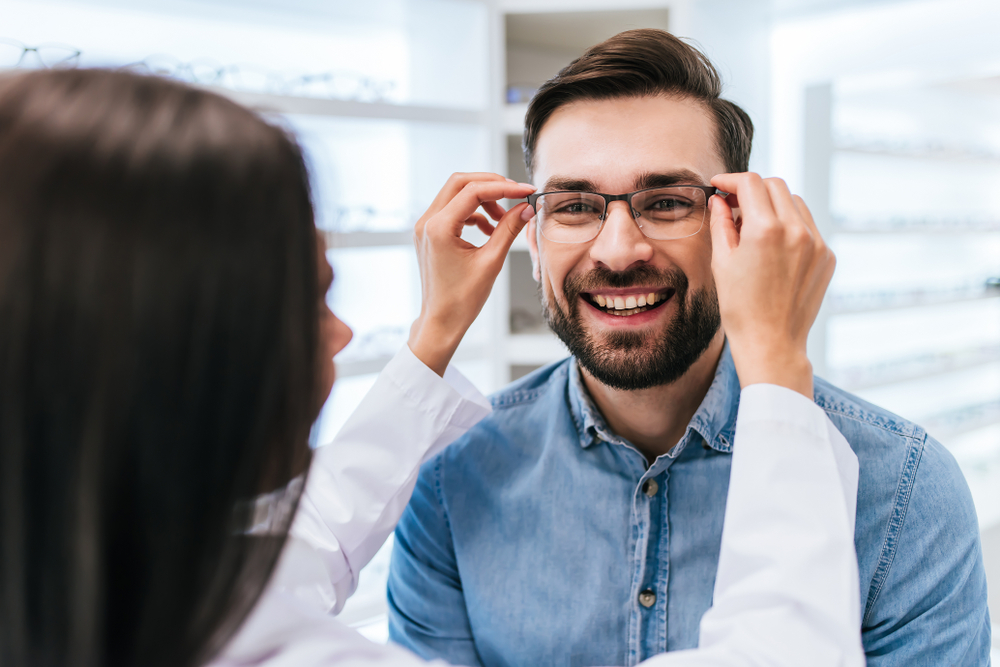 Escoger las gafas ideales podría ser una tarea difícil si no conocemos cuál es nuestro tipo de rostro y qué caracteristicas nos favorecen. (Foto Prensa Libre: Shutterstock)