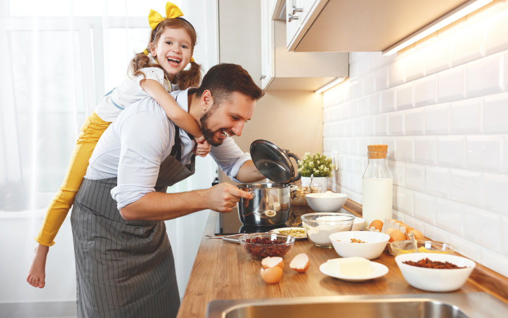 Al quedarse en casa, el padre debe asumir sus distintas responsabilidades. (Foto Prensa Libre: Shutterstock)