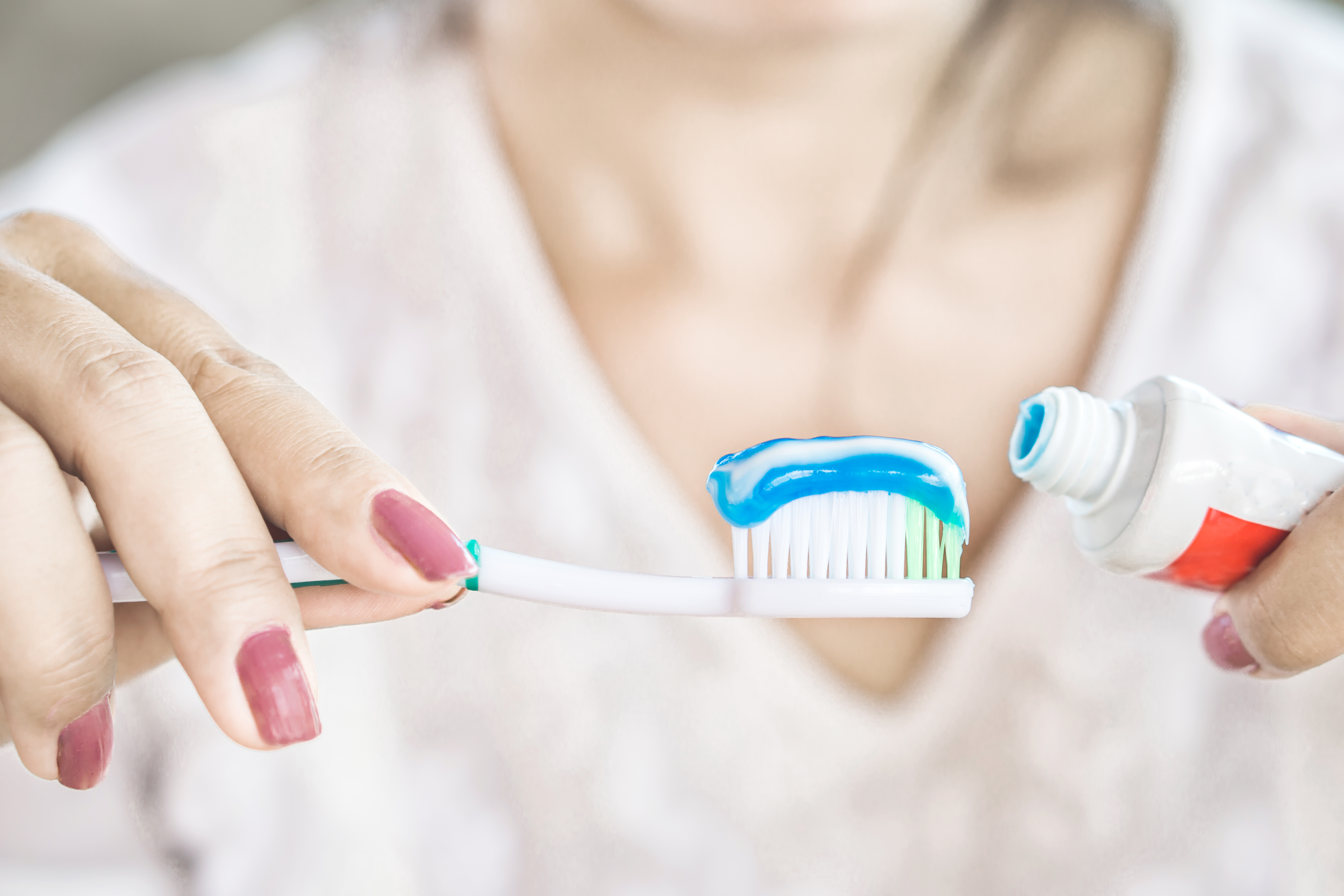 En las pastas dentales, el sello de aprobación de la Asociación Dental Americana (ADA, por sus siglas en inglés) es una forma de saber que se trata de un producto efectivo y seguro. (Foto Prensa Libre: Shutterstock)
