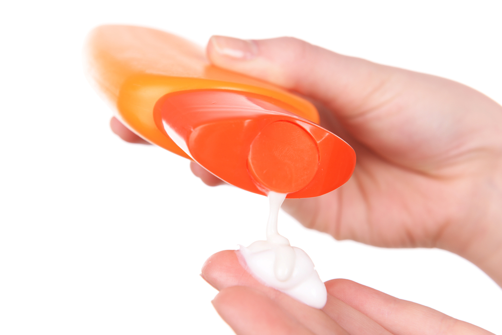 Es necesario aplicar protector solar aunque el día esté nublado. (Foto Prensa Libre: Shutterstock)