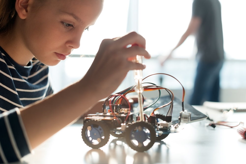 La robótica es ahora una disciplina presente en la educación de la niñez. (Foto Prensa Libre: Shutterstock)