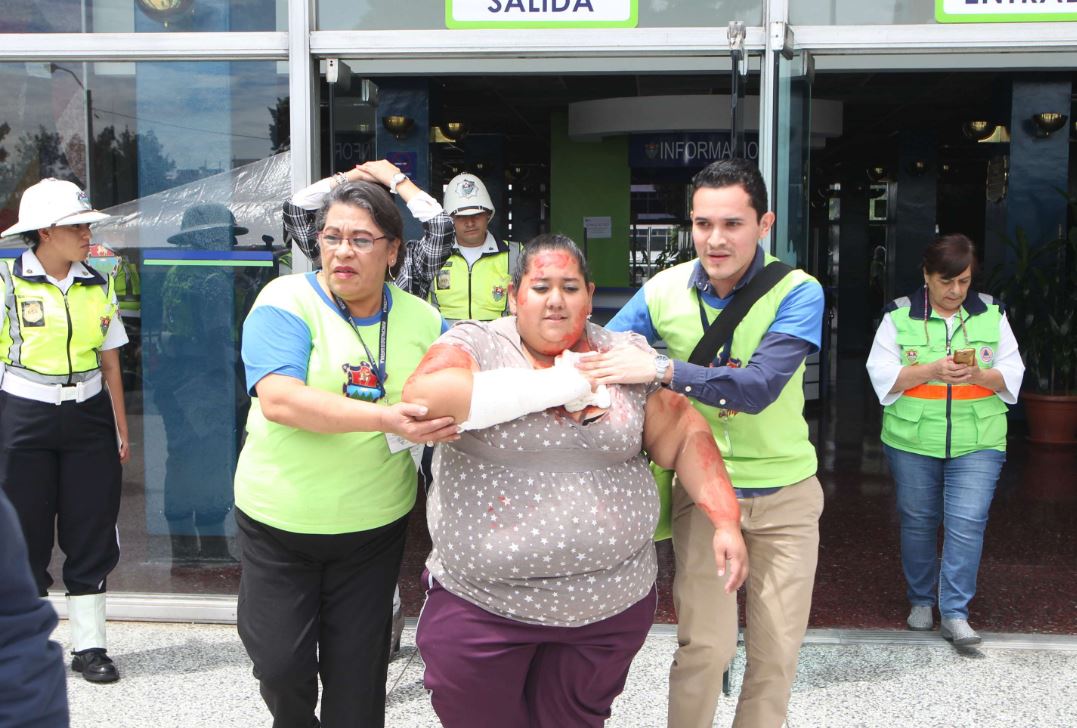 Tareas de rescate durante un simulacro de terremoto en la municipalidad capitalina en julio de 2017. (Foto Prensa Libre: Hemeroteca PL)