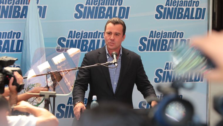 El exministro de comunicaciones Alejandro Sinibaldi enfrenta varios procesos por corrupción. (Foto Prensa Libre: Hemeroteca PL)