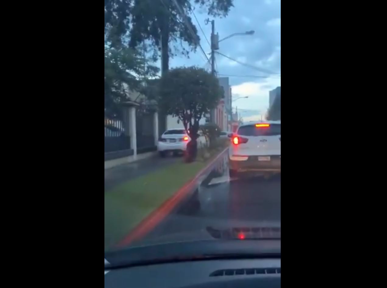 El responsable se expone a multas por haber invadido espacio para peatones. 