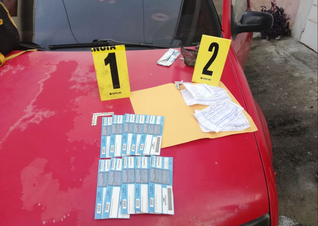 Varios vales que son de uso exclusivo de la Policía Nacional Civil fueron localizados en una vivienda particular. (Foto Prensa Libre: PNC).