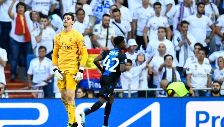 La afición del Real Madrid abucheó a Thibaut Courtois por su participación en el partido contra el Brujas. (Foto Prensa Libre: AFP)