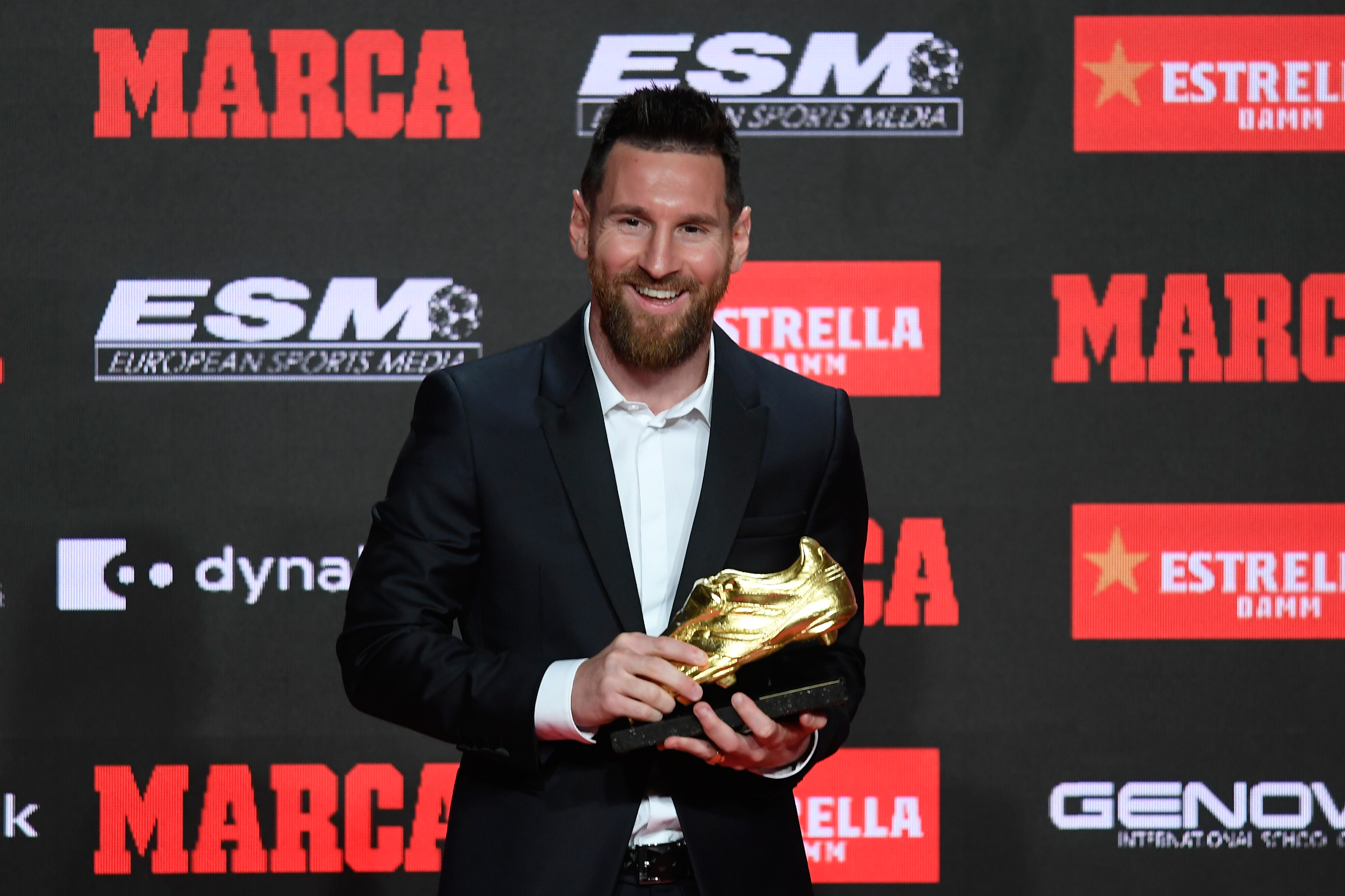 Lionel Messi sostiene feliz el botín que lo acredita como Bota de Oro por sexta vez. (Foto Prensa Libre: AFP) 