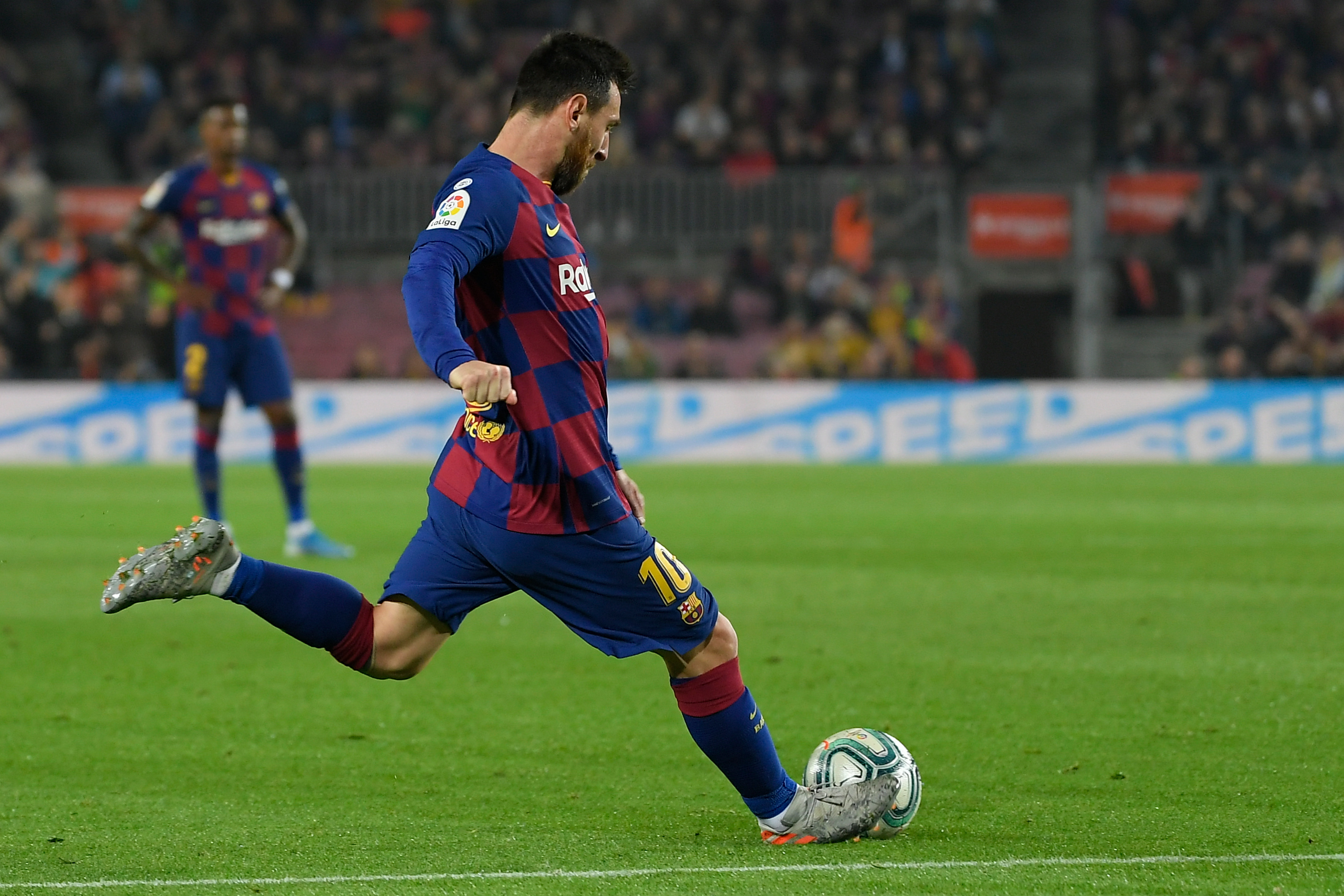 Lionel Messi anotó un golazo de tiro libre frente al Valladolid. (Foto Prensa Libre: AFP) 