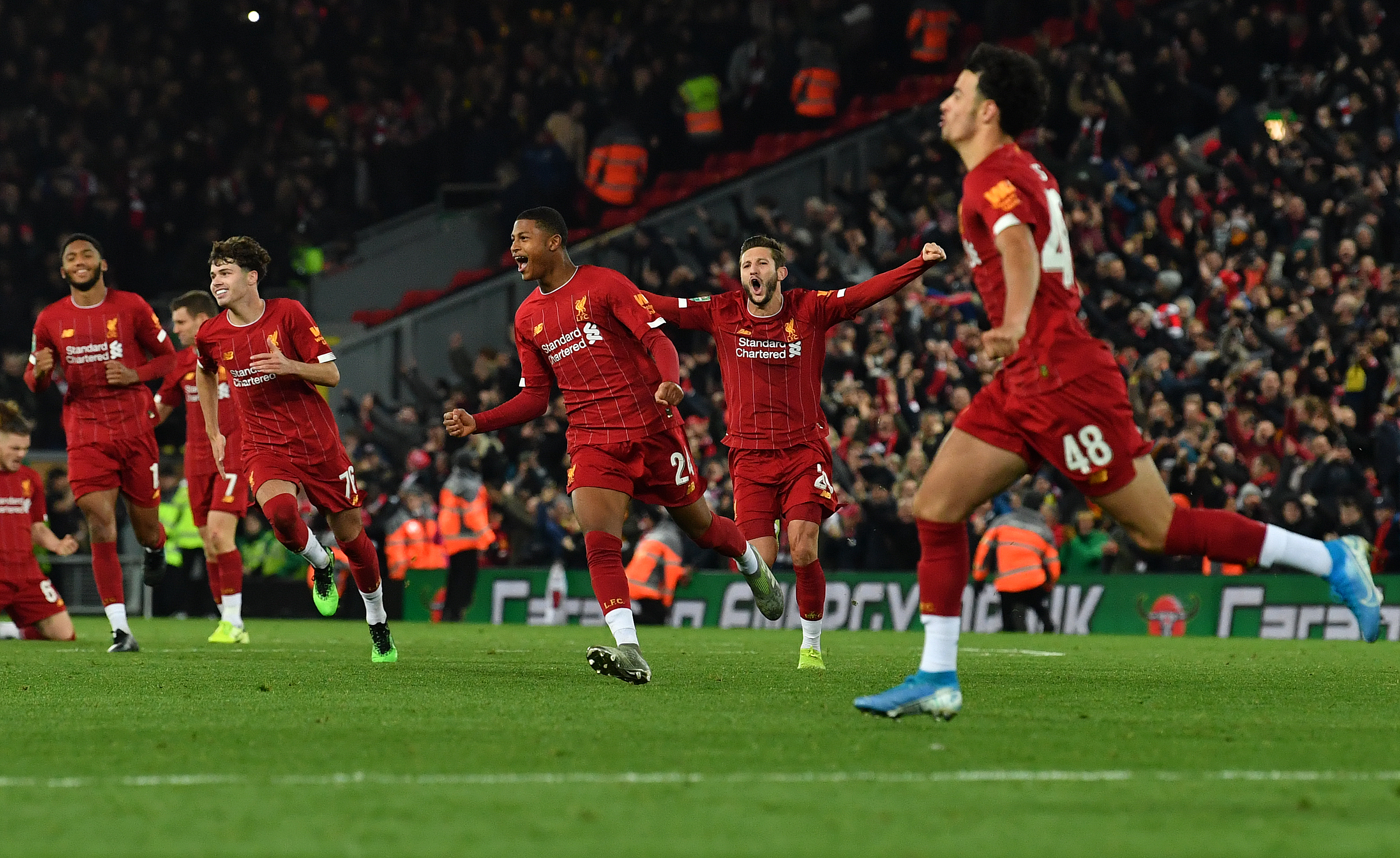 Los jugadores del Liverpool celebran después de ganar en la tanda de penaltis el partido de la Copa de la Liga Inglesa contra el Arsenal.  (Foto Prensa Libre: AFP)
