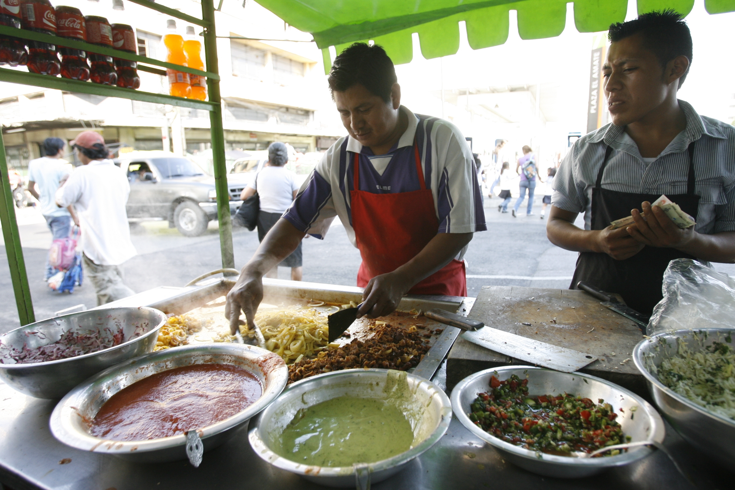 Las autoridades de la comuna capitalina pretenden mejorar la forma como los comerciantes manejan los alimentos. (Foto: Hemeroteca PL)