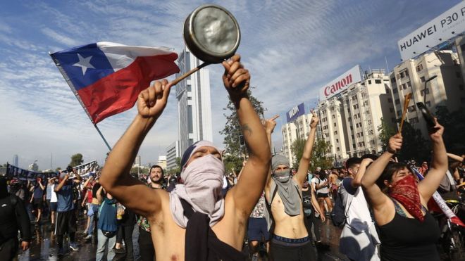 Las protestas en Chile comenzaron con la decisión del gobierno de subir el coste del pasaje de metro. GETTY IMAGES
