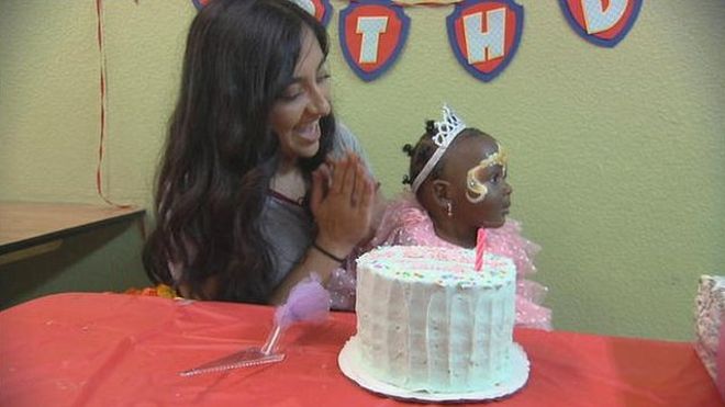 Tanvi Barman organiza celebraciones de cumpleaños a niños sin hogar. CBS