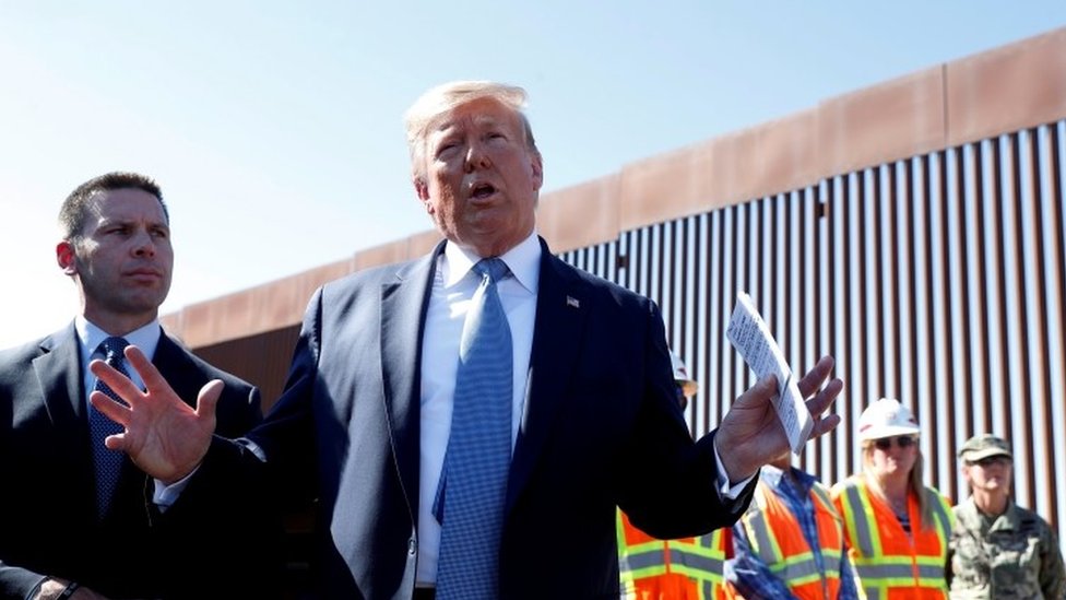 "Construye el muro", sigue siendo una especie de himno popular en los mítines de Trump. REUTERS