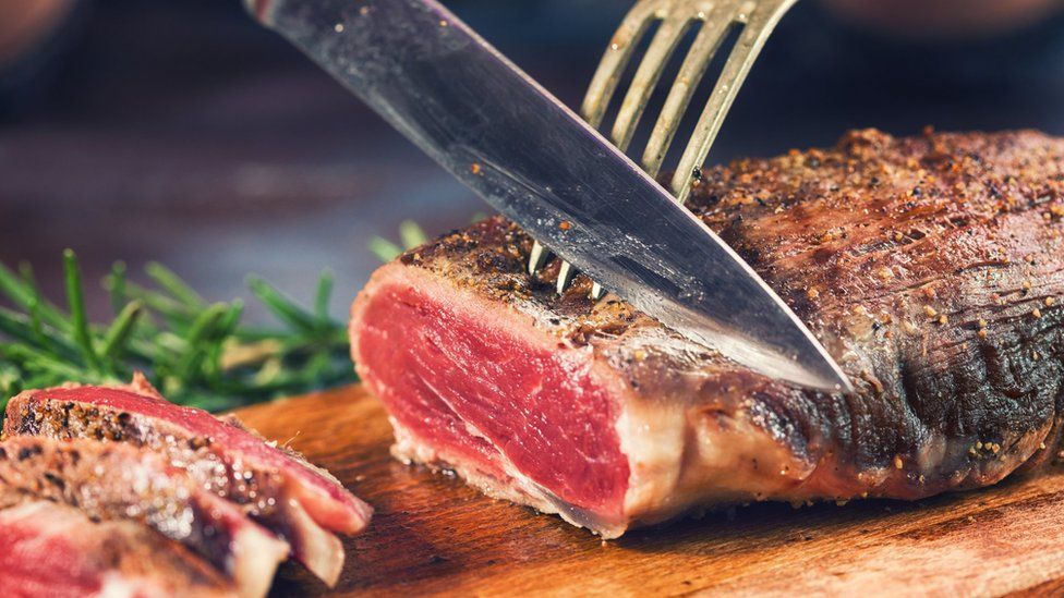 La gran mayoría de los estudios recomiendan reducir el consumo de carnes rojas. (Foto Prensa Libre: Getty Images)