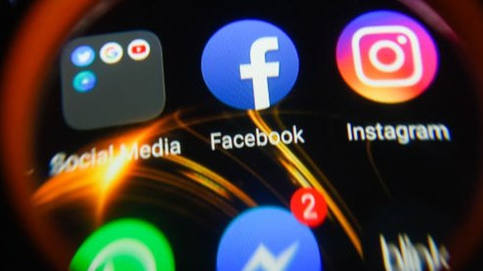 El fallo dice que si un país de la UE dictamina en sus tribunales que un comentario es ilegal, puede ordenar a los sitios y apps a retirar "copias idénticas" de esta publicación. (Foto Prensa Libre: Getty Images)