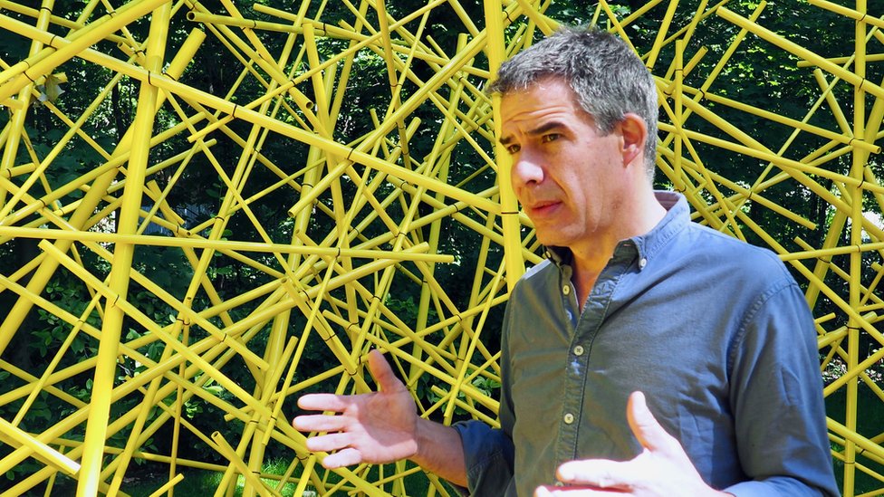 Ricardo Cárdenas reproduce los efectos de la desforestación en la Amazonia con sus esculturas. Foto: Elena Ayuso
