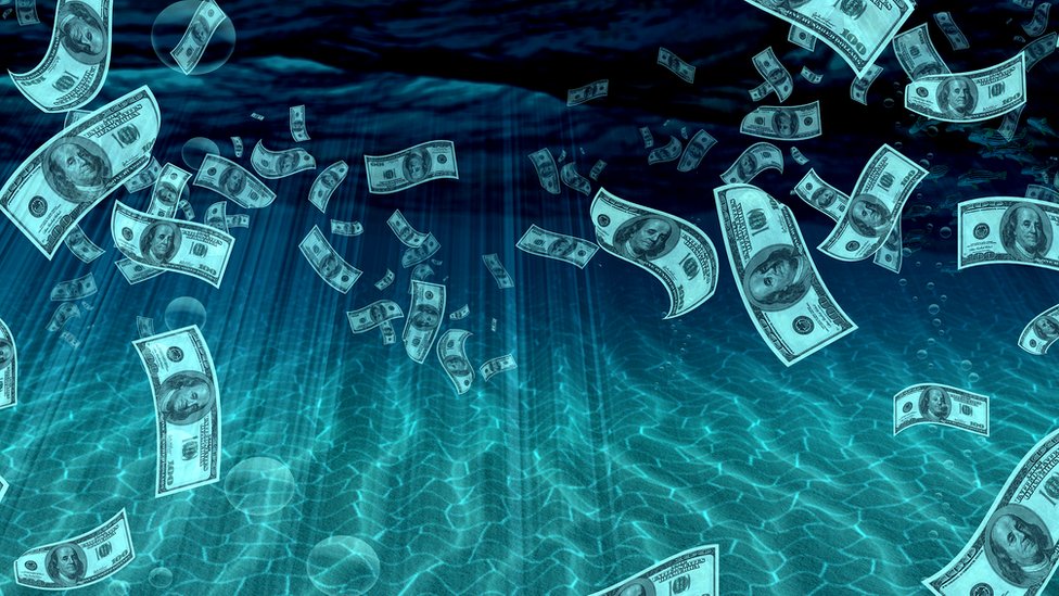 ¿Cómo entender la manera en la que funciona la economía? Con tubos, tanques y un poco de agua. (Foto Prensa Libre: Getty Images)