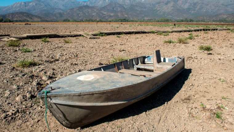 Un bote abandonado en la Laguna Aculeo, a unos 70 kilómetros al sur de Santiago. Este lugar, que por décadas fue una importante atracción turística, hoy es uno de los símbolos de la sequía. GETTY IMAGES